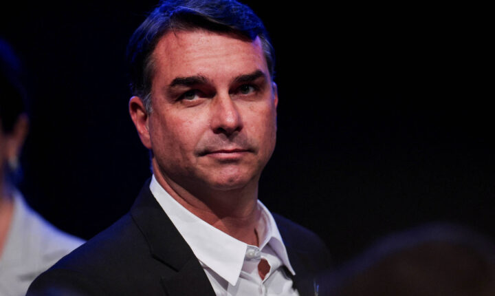 Mensagens em redes sociais tentam associar Flávio Bolsonaro ao PCC