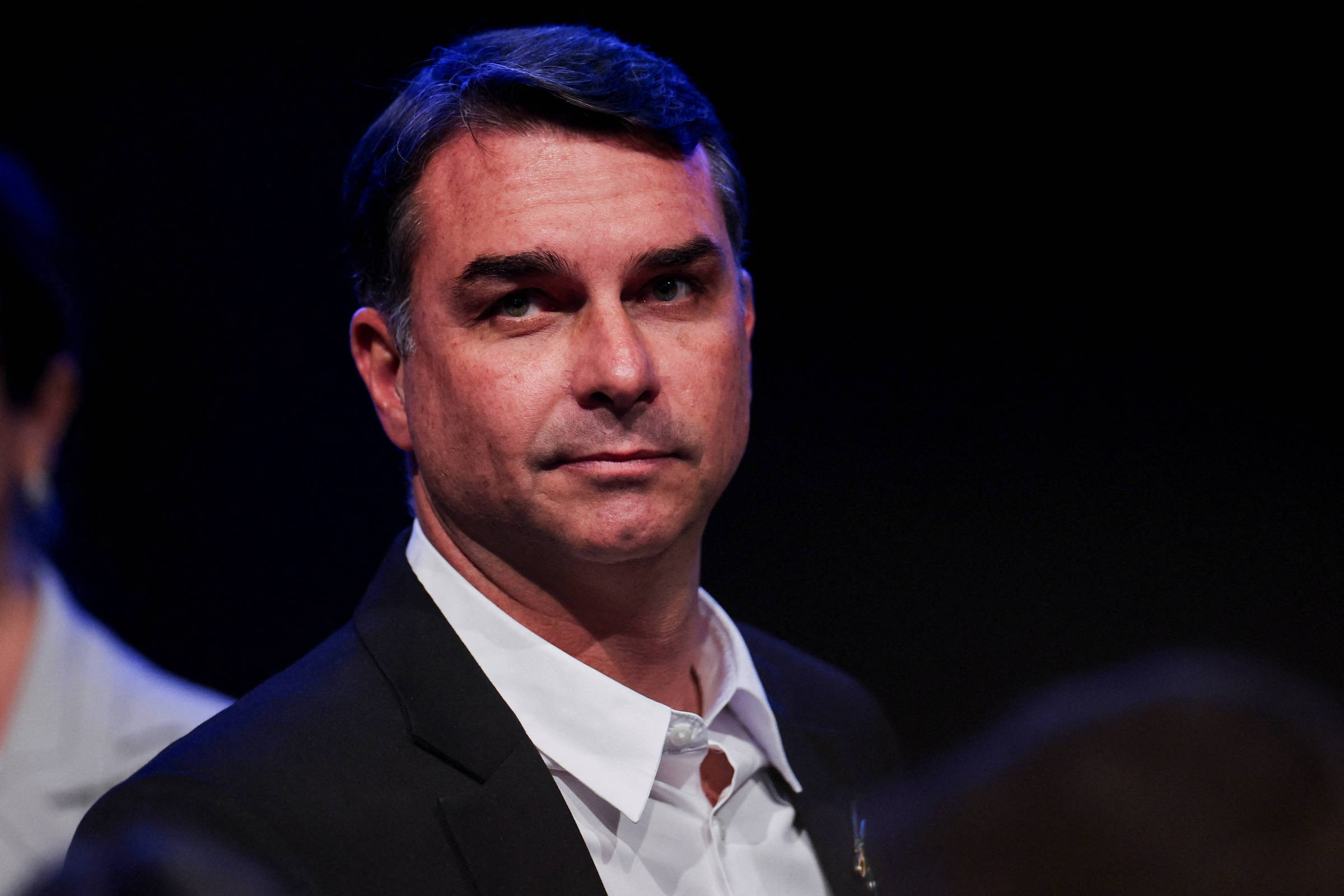 Mensagens em redes sociais tentam associar Flávio Bolsonaro ao PCC