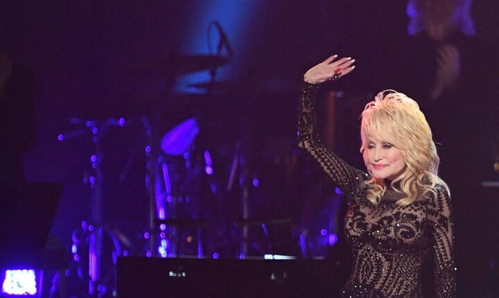 Empresário de Dolly Parton acusa sobrinho da cantora de ameaças em torno de espólio