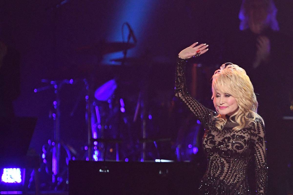 Empresário de Dolly Parton acusa sobrinho da cantora de ameaças em torno de espólio