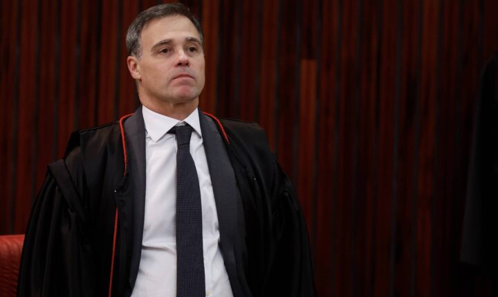 Mendonça rejeita pedido de aliado de Flávio Bolsonaro para barrar reajuste no Bolsa Família