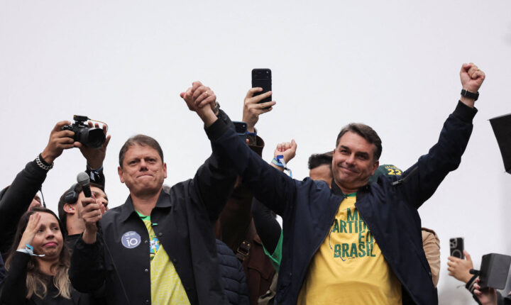 Tarcísio grava com Flávio e diz querer ver Bolsonaro subir a rampa do Planalto com o filho
