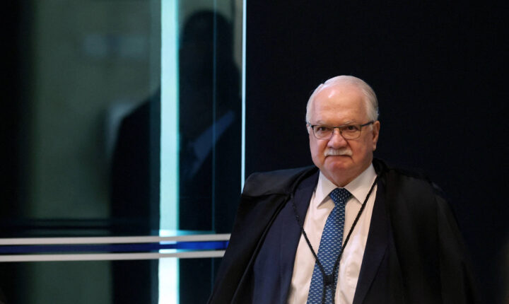 Regimento do STF prevê voto de Fachin para desempate, mas há dúvida em caso Moraes