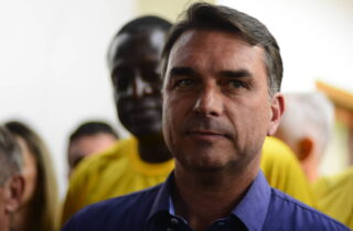 Assessora de Flávio Bolsonaro negociou liberação de emendas com miliciano condenado no caso Marielle