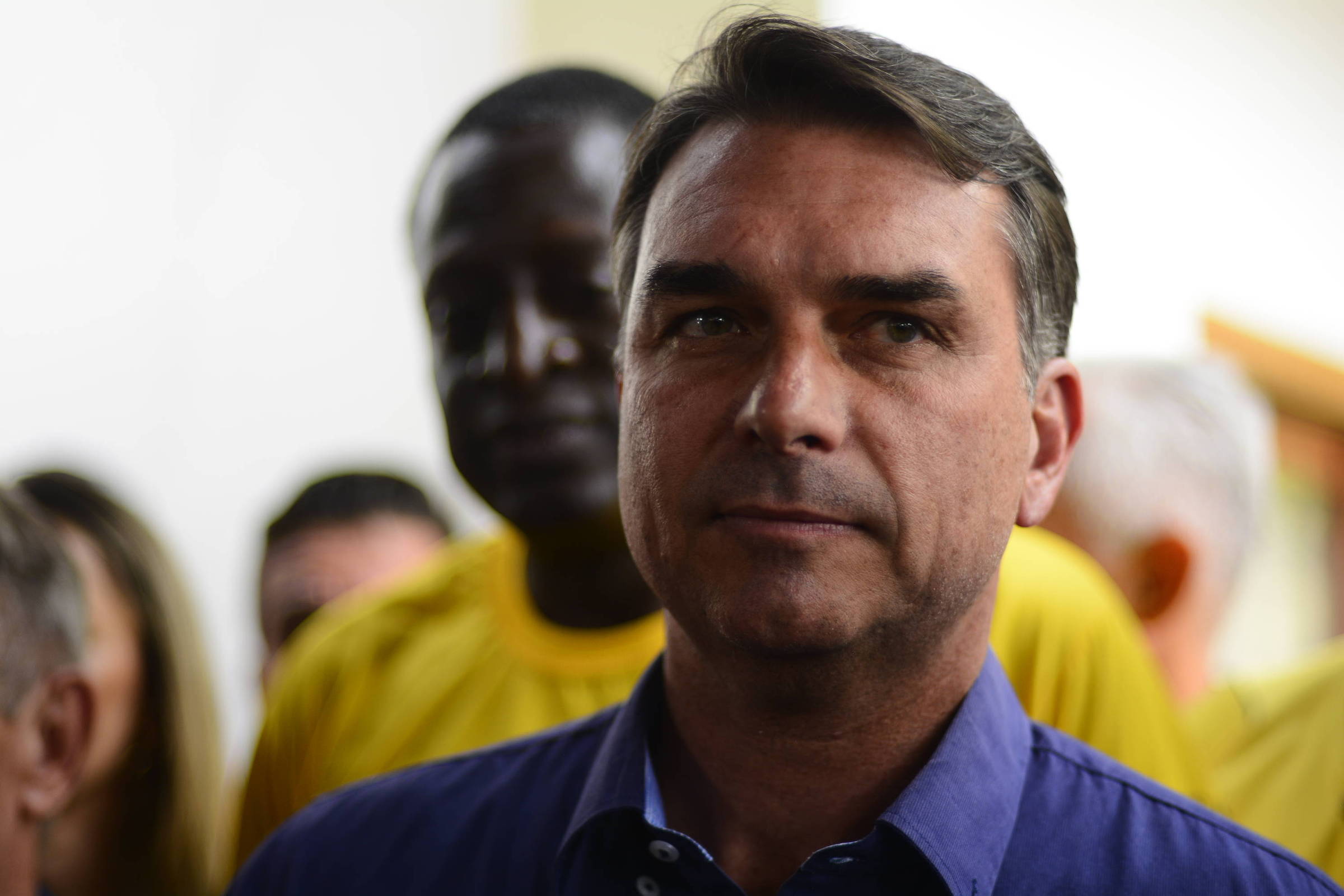 Assessora de Flávio Bolsonaro negociou liberação de emendas com miliciano condenado no caso Marielle