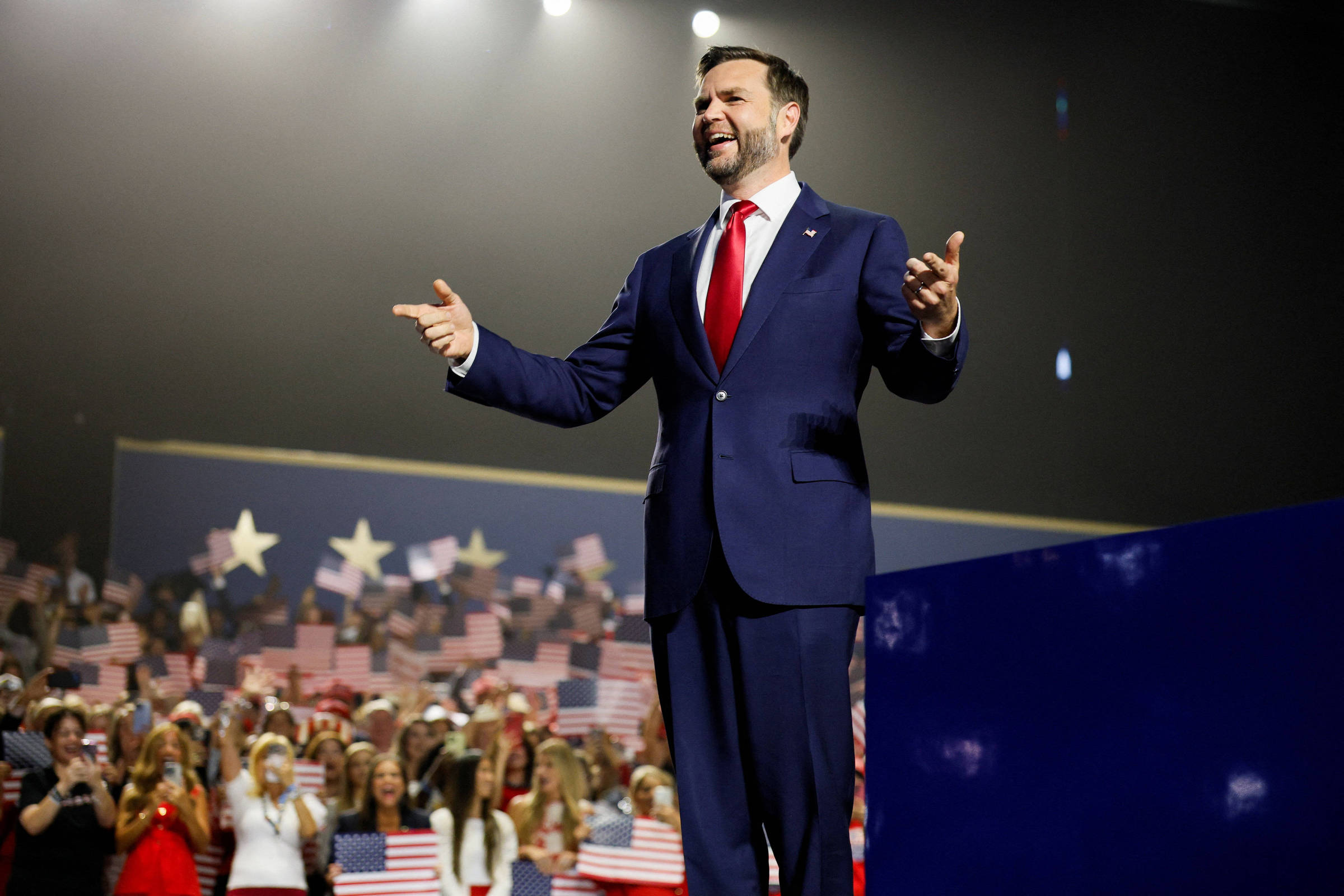 De olho em 2028, J. D. Vance aproveita holofotes na convenção de Trump
