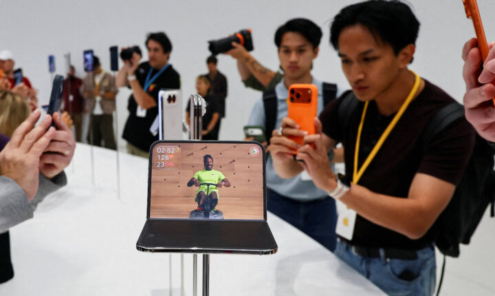 Como a imprensa testa o novo iPhone dobrável apresentado pela Apple