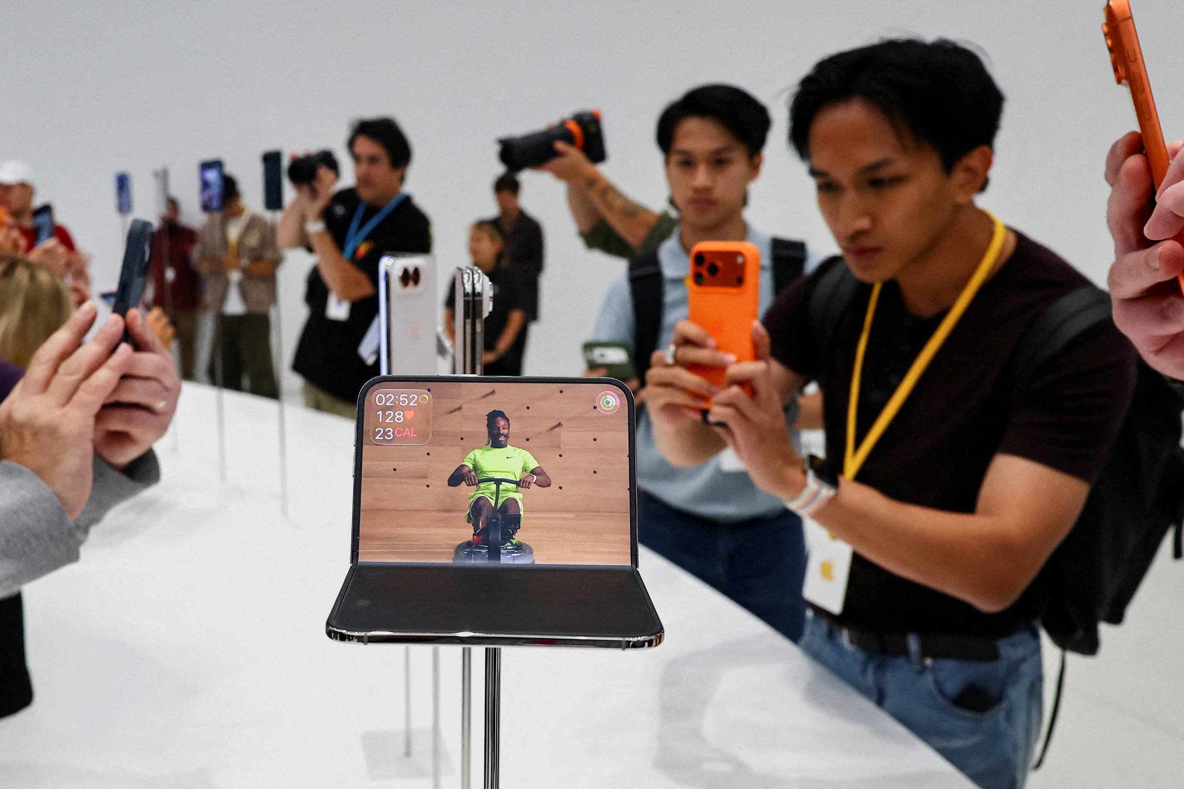 Como a imprensa testa o novo iPhone dobrável apresentado pela Apple