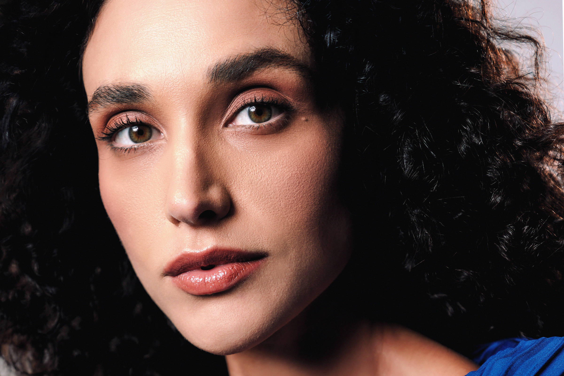 Débora Nascimento relembra pressões estéticas e celebra nova fase na carreira aos 41 anos