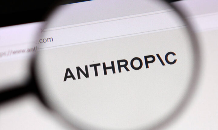 Anthropic revela casos em que assistente de IA Claude foi usado para armas, espionagem e fraudes