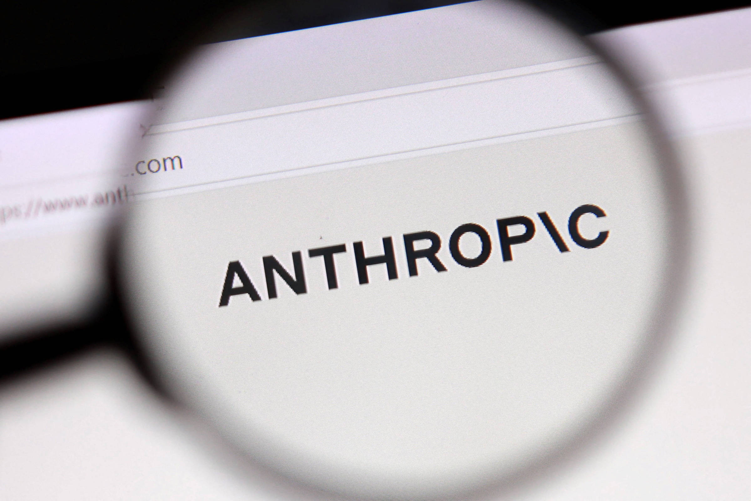 Anthropic revela casos em que assistente de IA Claude foi usado para armas, espionagem e fraudes