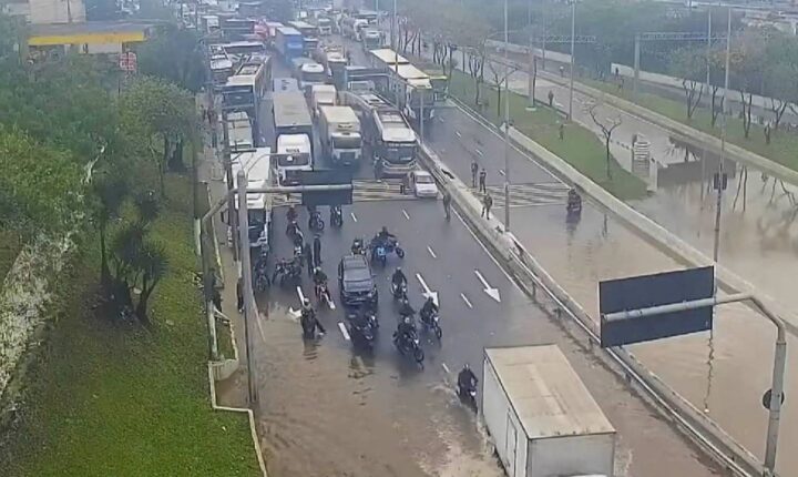 Rio Tietê transborda em quatro pontos na Grande São Paulo após chuvas intensas