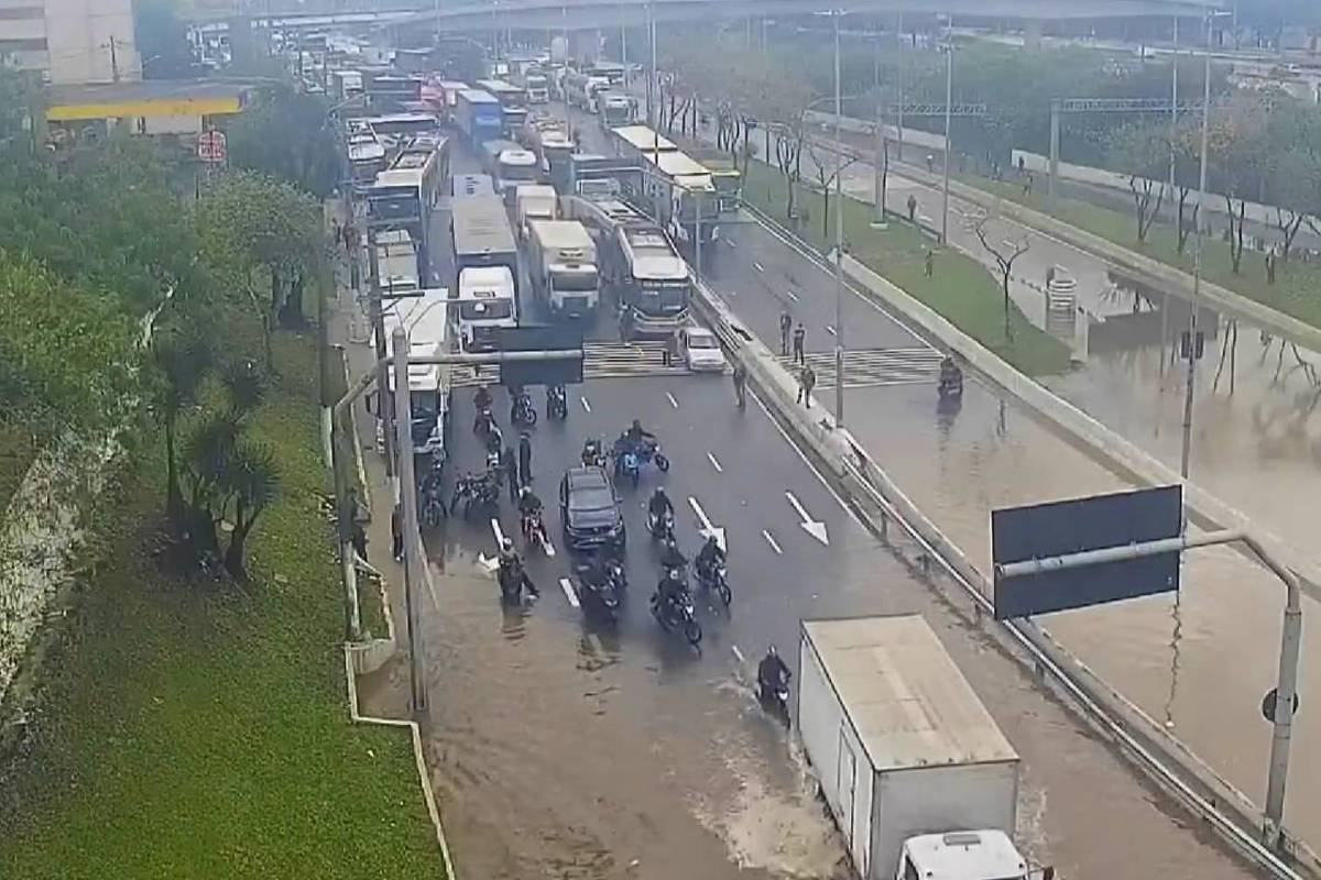 Rio Tietê transborda em quatro pontos na Grande São Paulo após chuvas intensas