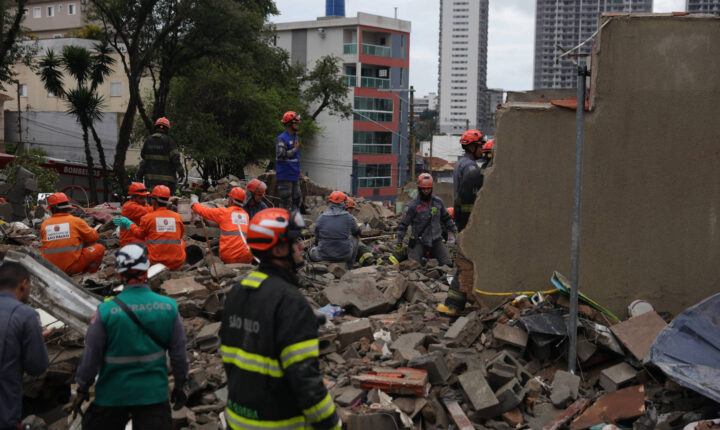 Bombeiros tentam resgatar soterrados após desabamento de prédio na zona leste de SP