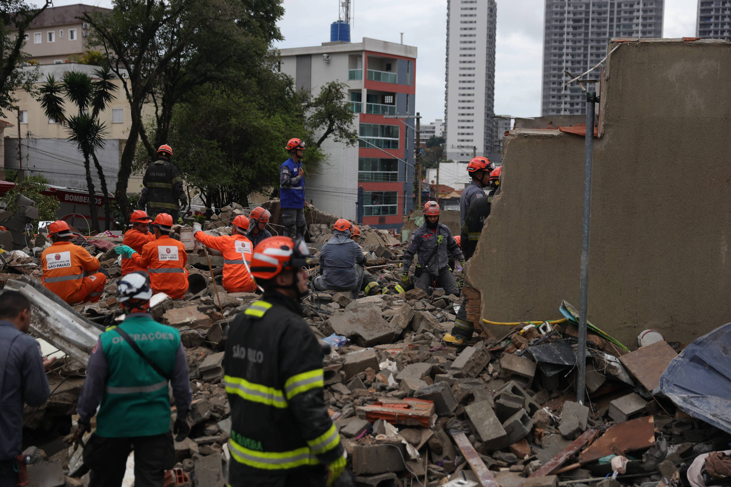 Bombeiros tentam resgatar soterrados após desabamento de prédio na zona leste de SP