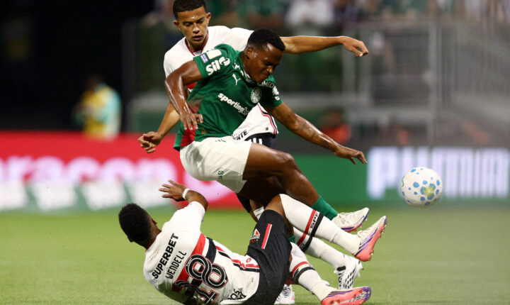 Palmeiras bate o São Paulo, recupera a liderança do Brasileiro e agora torce pelo Corinthians