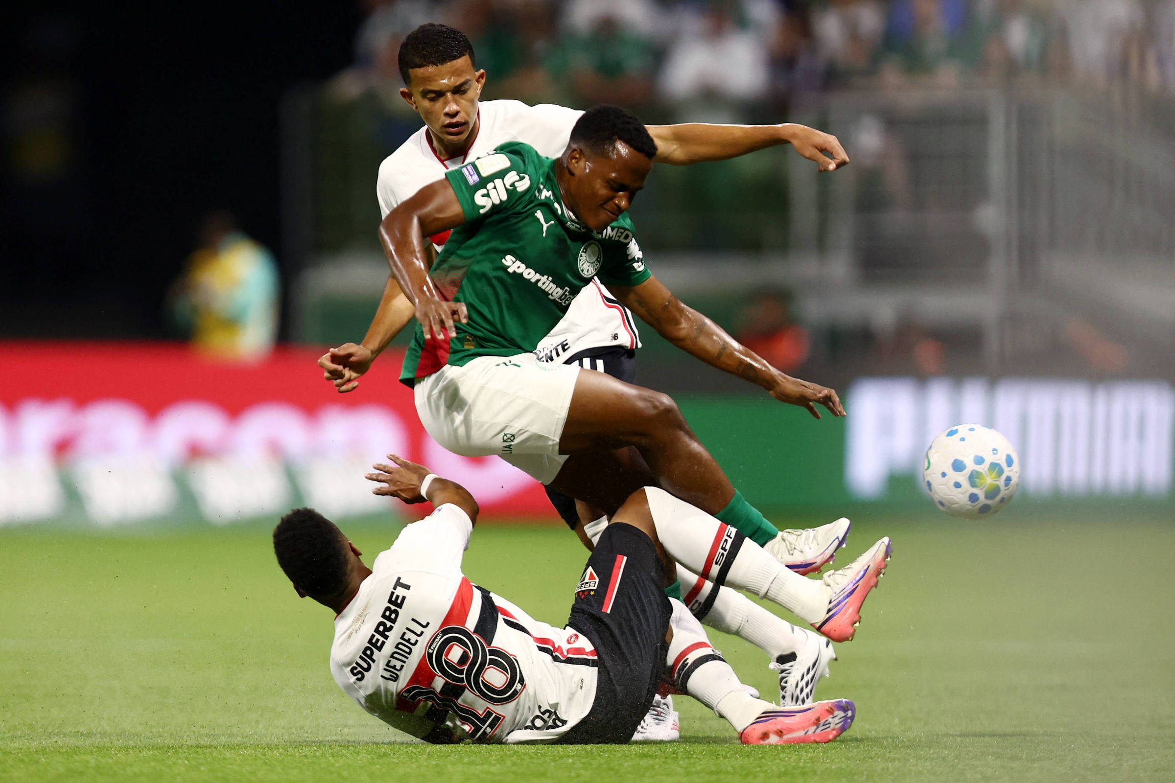 Palmeiras bate o São Paulo, recupera a liderança do Brasileiro e agora torce pelo Corinthians