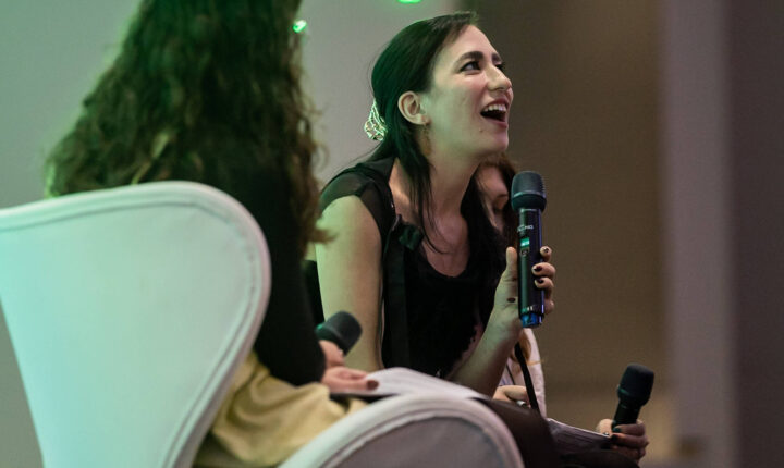 SenLinYu emociona público e chora ao falar sobre a fantasia ‘Alchemised’ na Bienal do Livro