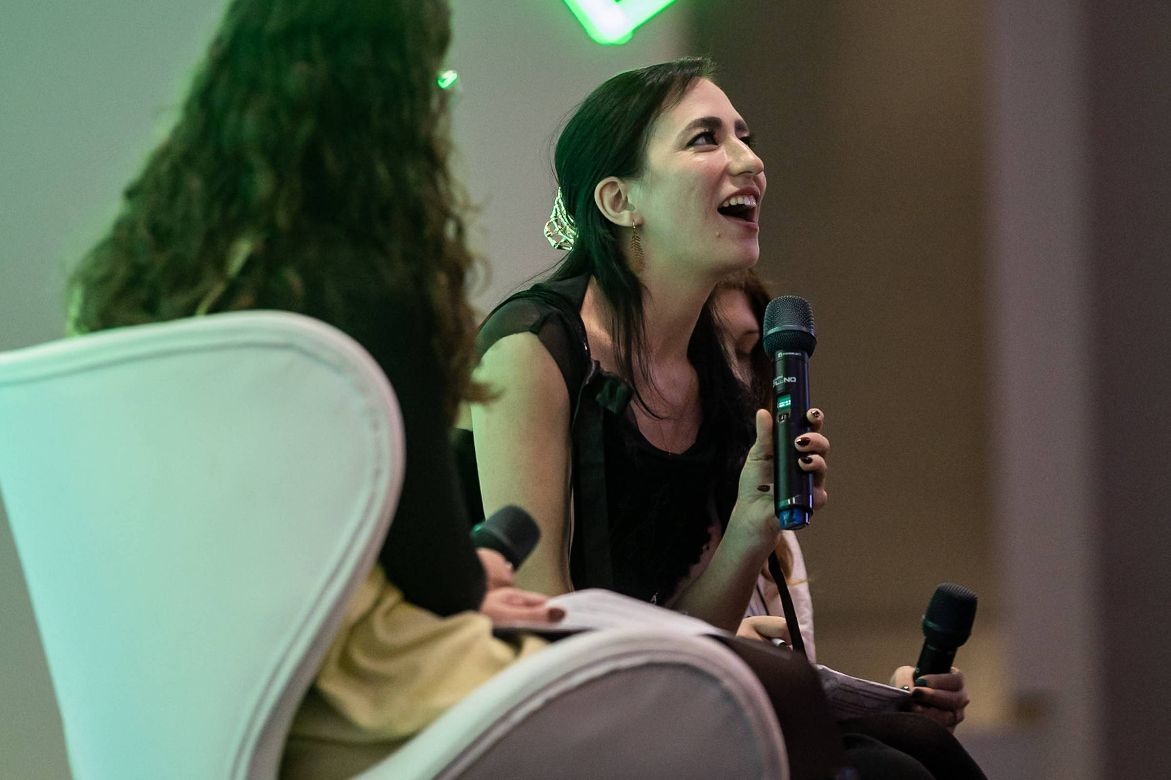 SenLinYu emociona público e chora ao falar sobre a fantasia ‘Alchemised’ na Bienal do Livro