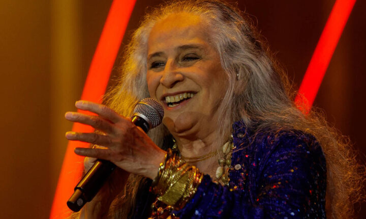 Maria Bethânia faz o ‘L’ de Lula em show descontraído no Coala Festival em São Paulo