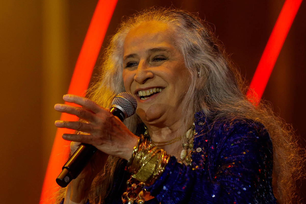 Maria Bethânia faz o ‘L’ de Lula em show descontraído no Coala Festival em São Paulo