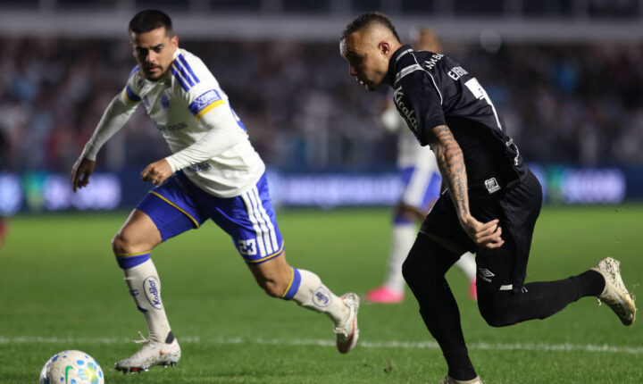 Com estreia de Everton Cebolinha, Santos vence o Cruzeiro na Vila Belmiro e se afasta do Z4
