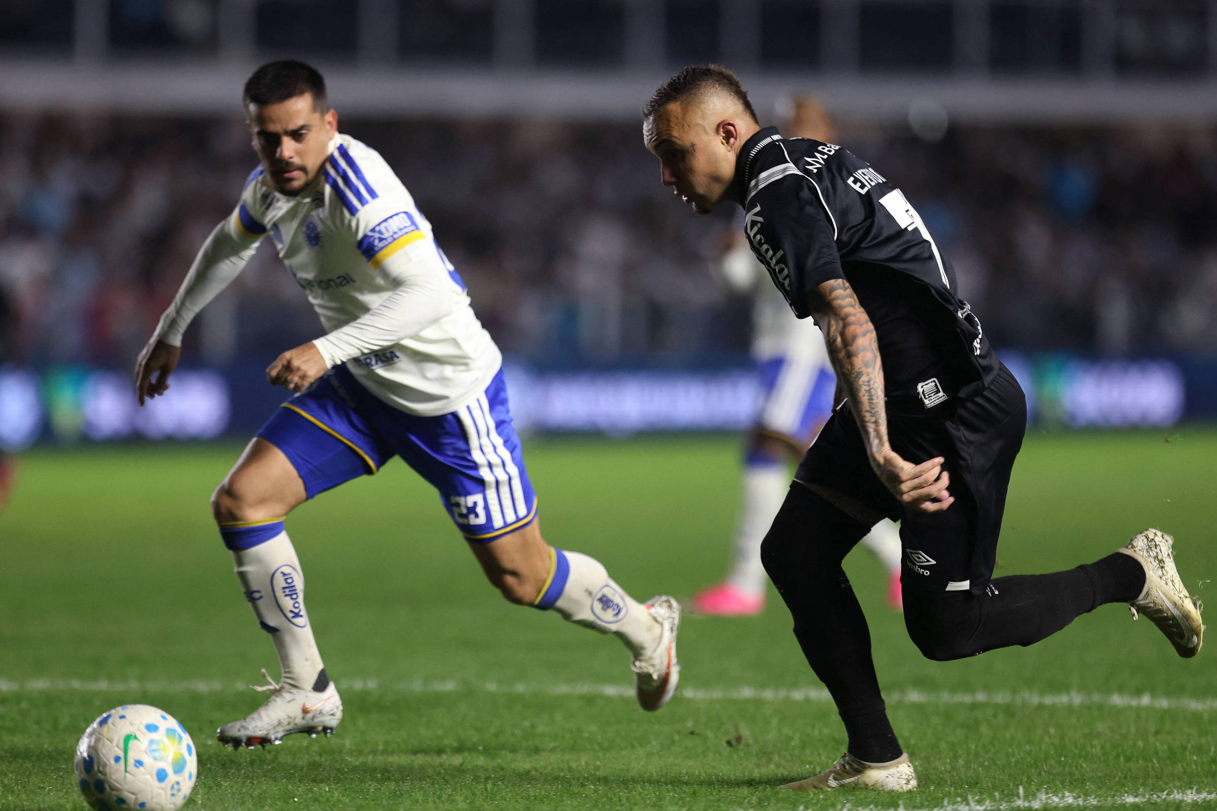 Com estreia de Everton Cebolinha, Santos vence o Cruzeiro na Vila Belmiro e se afasta do Z4
