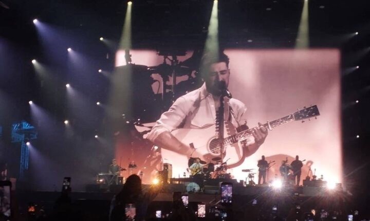 Mumford and Sons entrega folk romântico e intimista para casais sob chuva no Rock in Rio