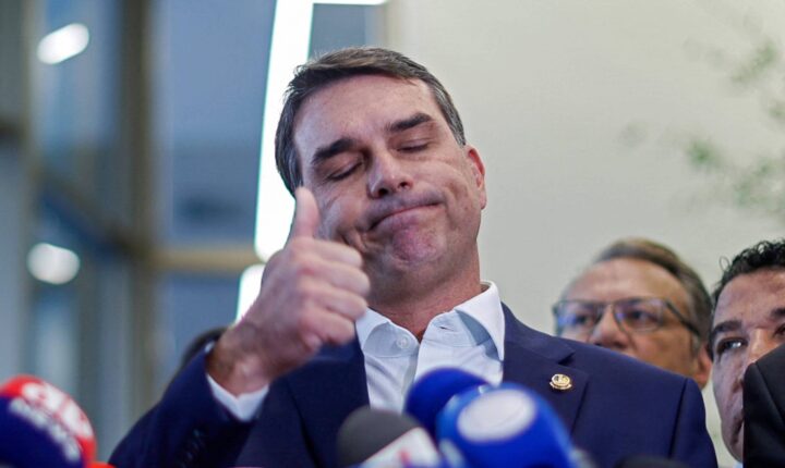 Deputado do PT pede que STF apure viagem de Flávio em jato ligado a Vorcaro