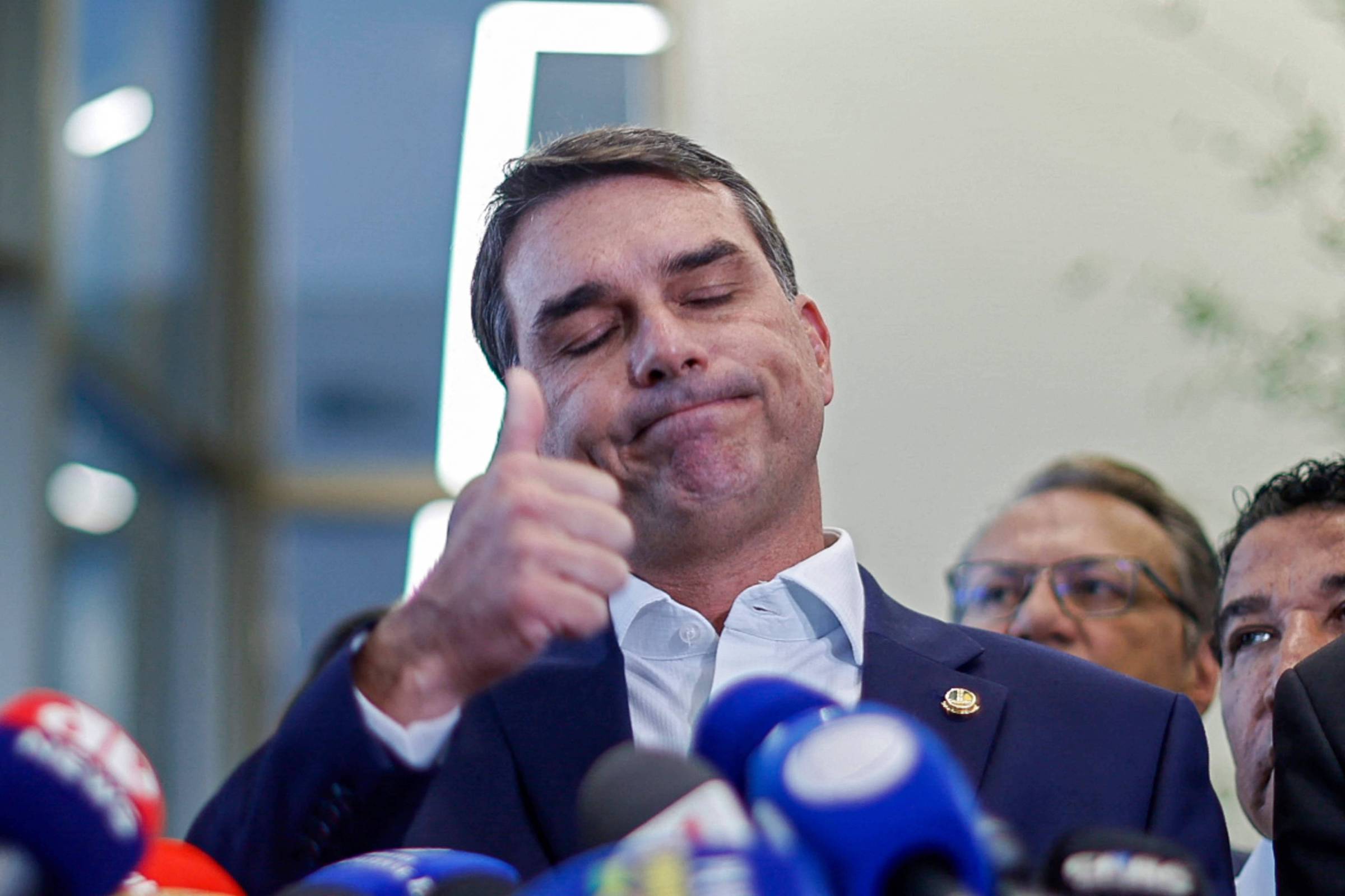 Deputado do PT pede que STF apure viagem de Flávio em jato ligado a Vorcaro