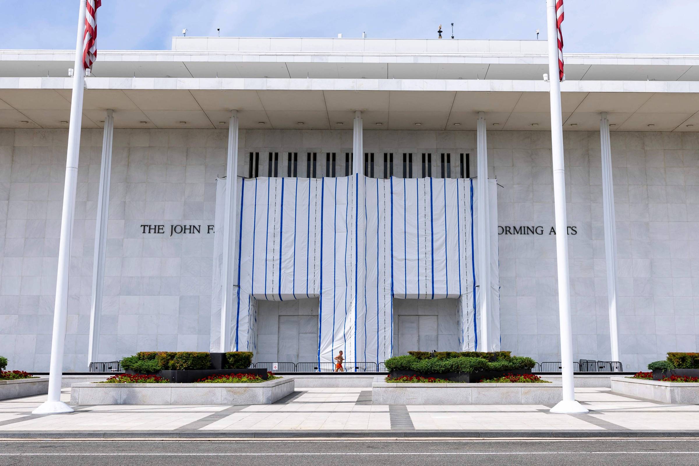 Kennedy Center pode fechar as portas nesta terça-feira devido a risco iminente de falência