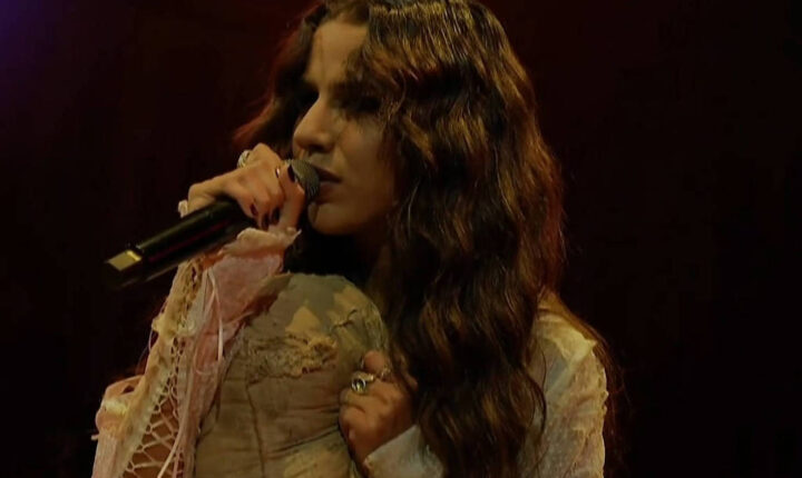 Marina Sena lota palco Sunset em show performático com participação de Céu