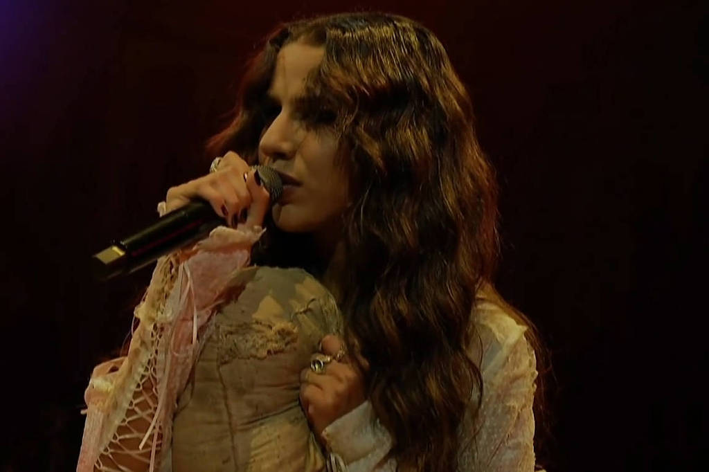 Marina Sena lota palco Sunset em show performático com participação de Céu