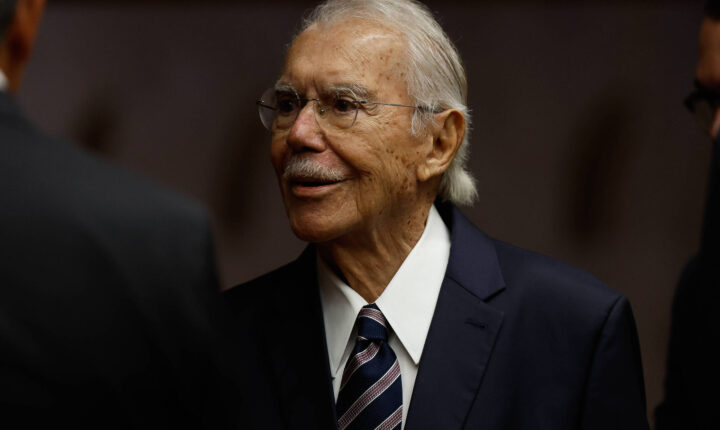Ex-presidente José Sarney é internado com pneumonia em hospital no Maranhão