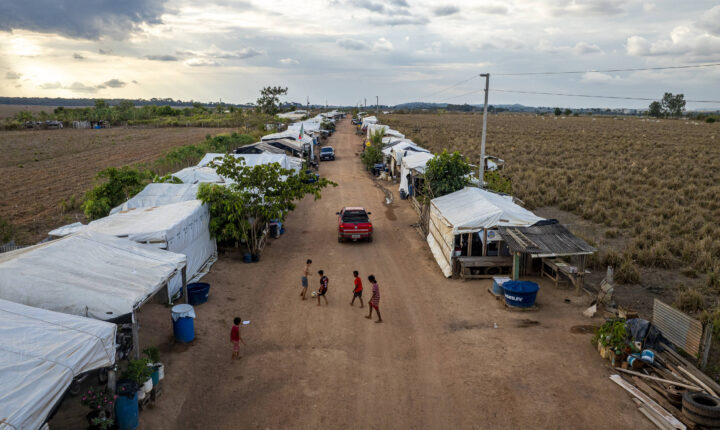Em área vigiada por jagunços e PMs na Amazônia, acampados esperam acessar terra na véspera da eleição