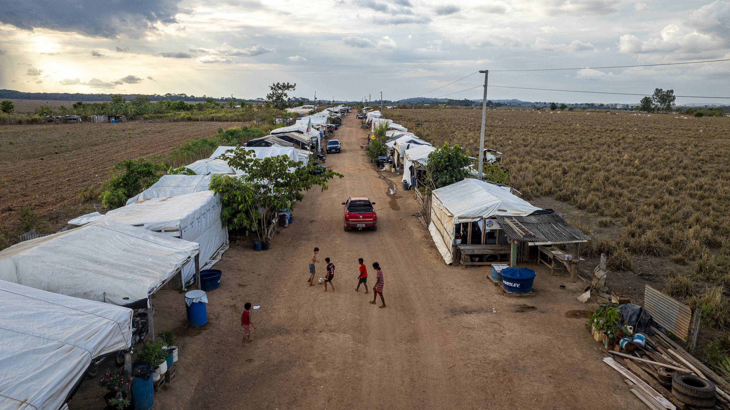 Em área vigiada por jagunços e PMs na Amazônia, acampados esperam acessar terra na véspera da eleição