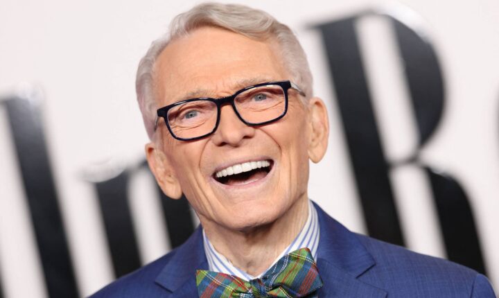 Morre Bob Mackie, lendário estilista que vestiu Madonna e Elton John, aos 87 anos