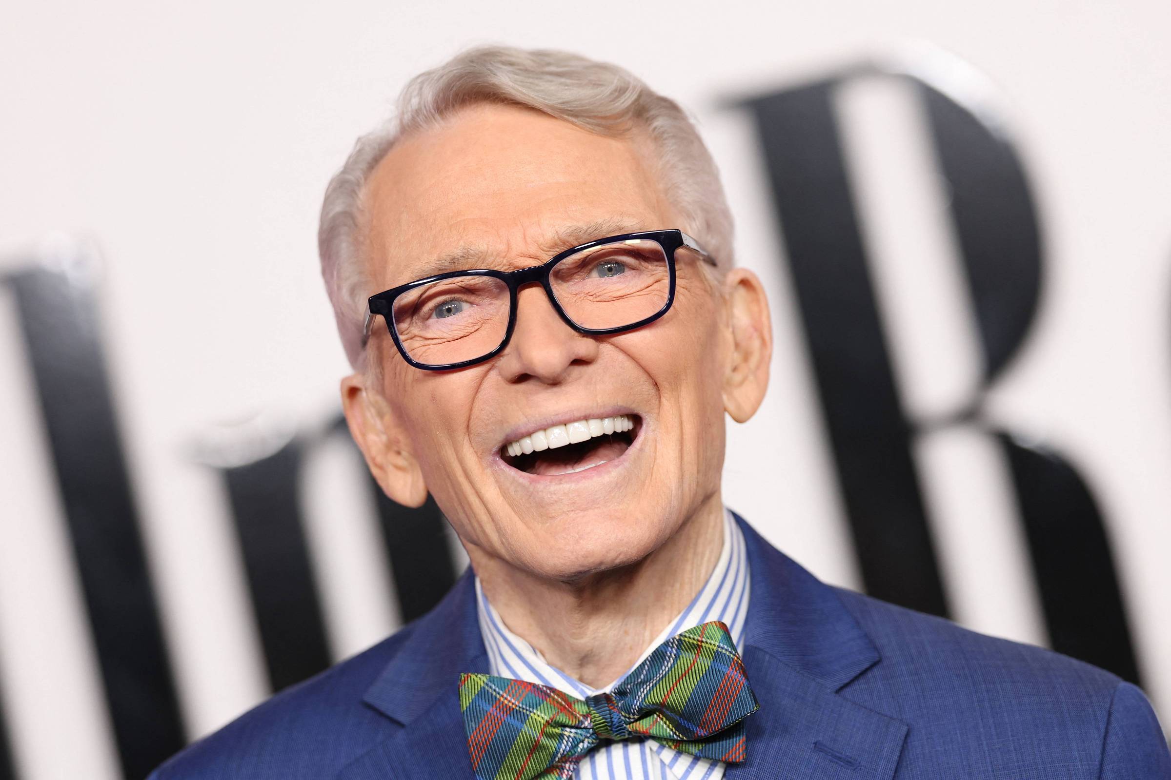 Morre Bob Mackie, lendário estilista que vestiu Madonna e Elton John, aos 87 anos