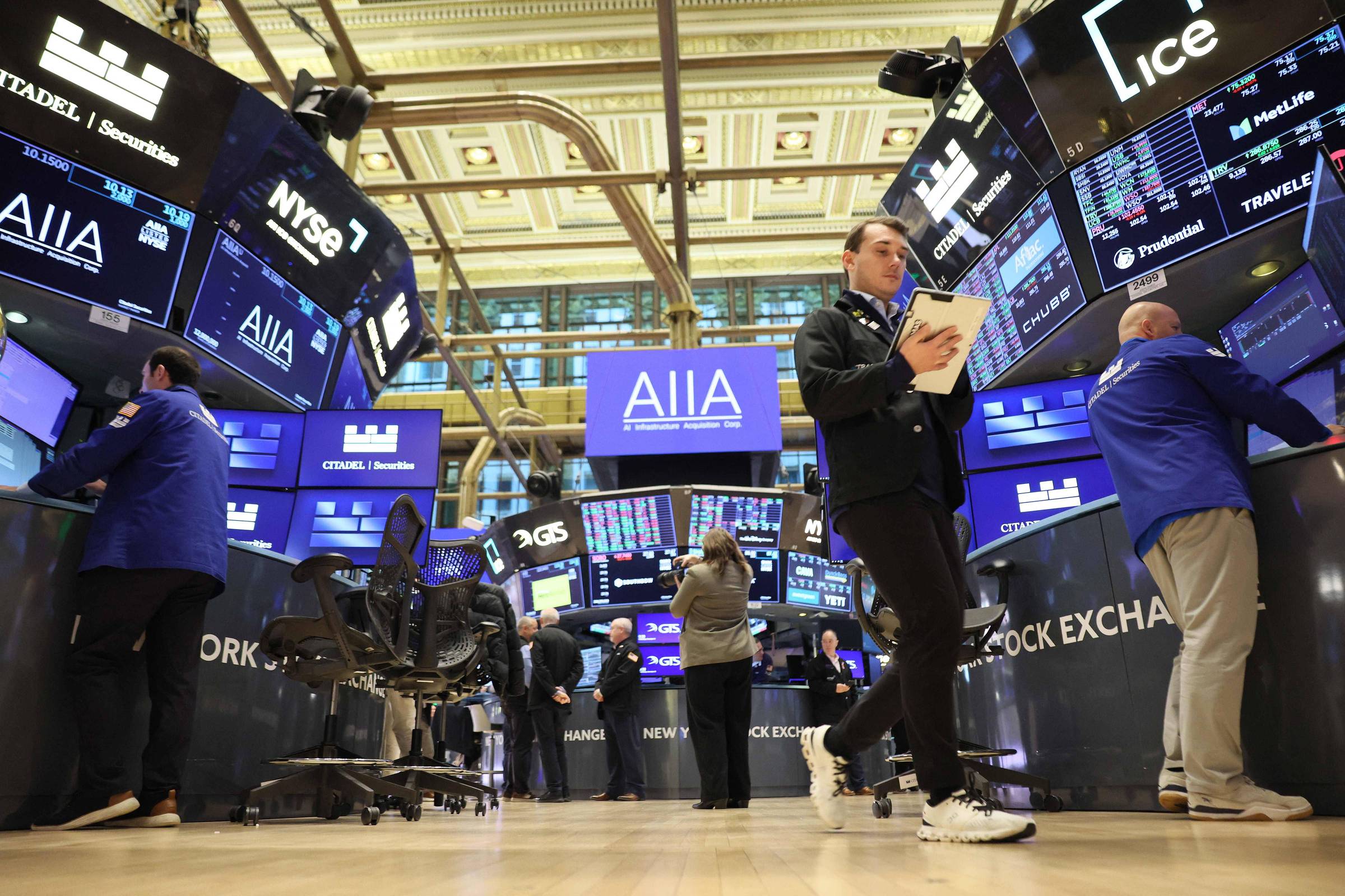 Banco dos bancos centrais aponta que euforia com inteligência artificial apresenta riscos ao mercado