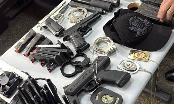 Investigação policial localiza carregadores de fuzil e sacos com lacre oficial em ferro-velho de São Paulo