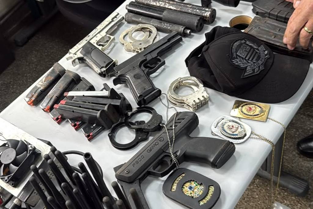 Investigação policial localiza carregadores de fuzil e sacos com lacre oficial em ferro-velho de São Paulo