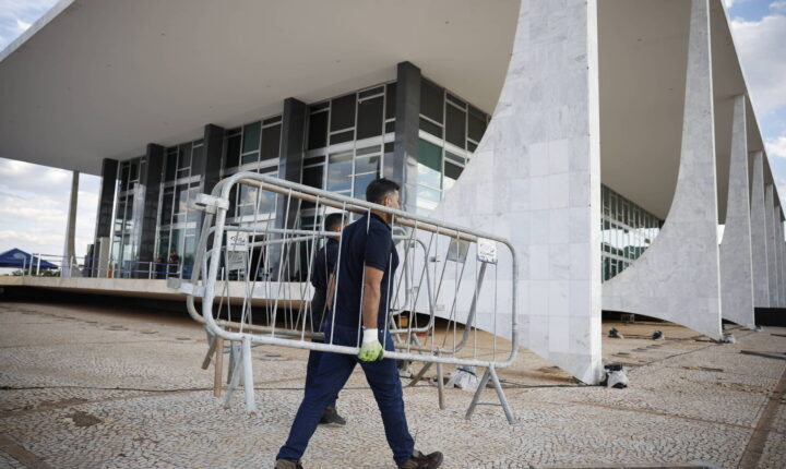 Praça dos Três Poderes adota linhas de contenção, cavalaria e restrição de drones para sessão do STF