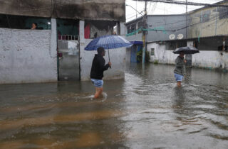 Frente fria se afasta e volume de chuvas começa a diminuir em São Paulo nesta terça-feira