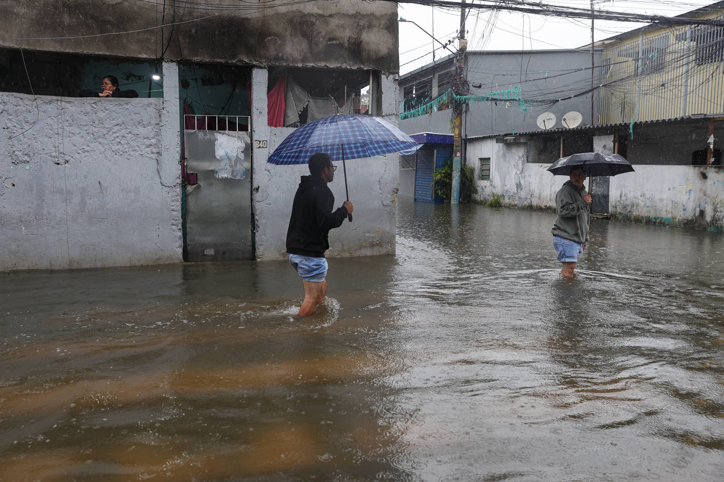 Frente fria se afasta e volume de chuvas começa a diminuir em São Paulo nesta terça-feira