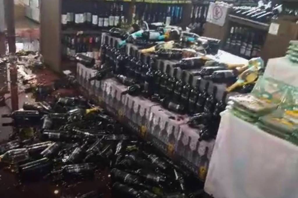 Homem destrói garrafas de vinho em supermercado e causa prejuízo de R$ 50 mil no interior paulista