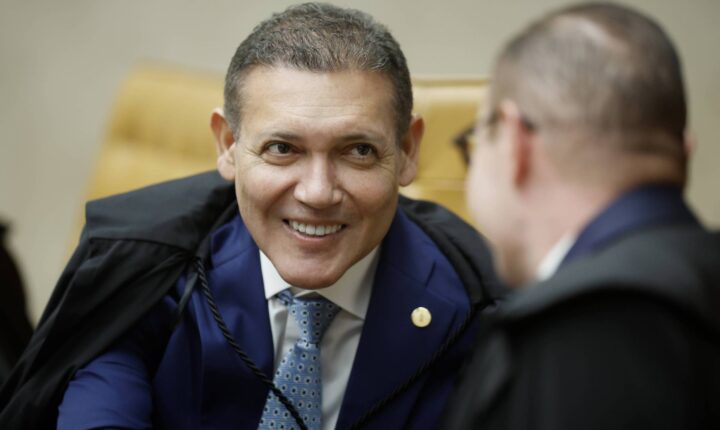Ministro Kassio Nunes Marques avalia ausência em votação no STF após menção a seu filho em mensagens