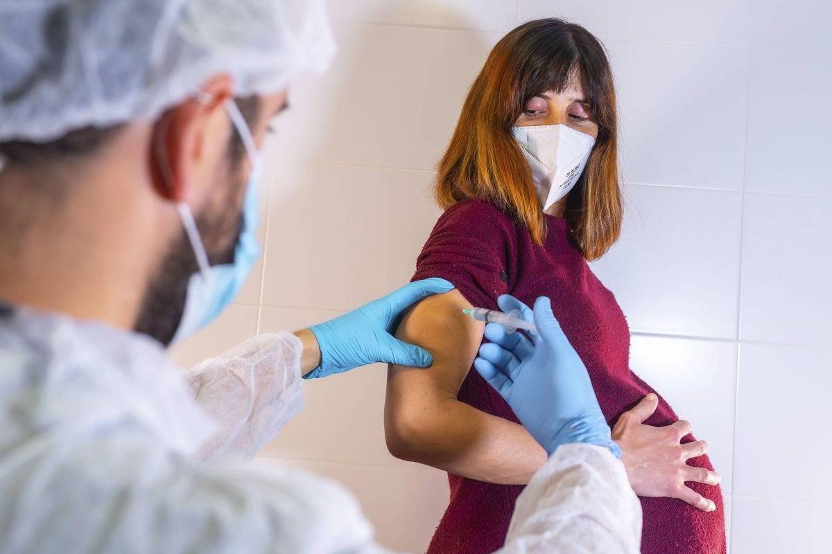 Os anticorpos que atravessam a placenta: como a vacina da mãe protege o bebê antes do parto