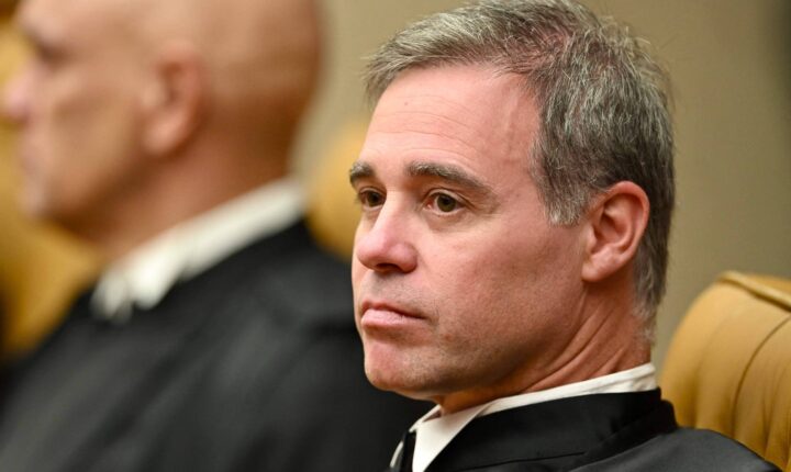 Mensagens no celular de Vorcaro expõem contatos com André Mendonça e familiares de ministros do STF
