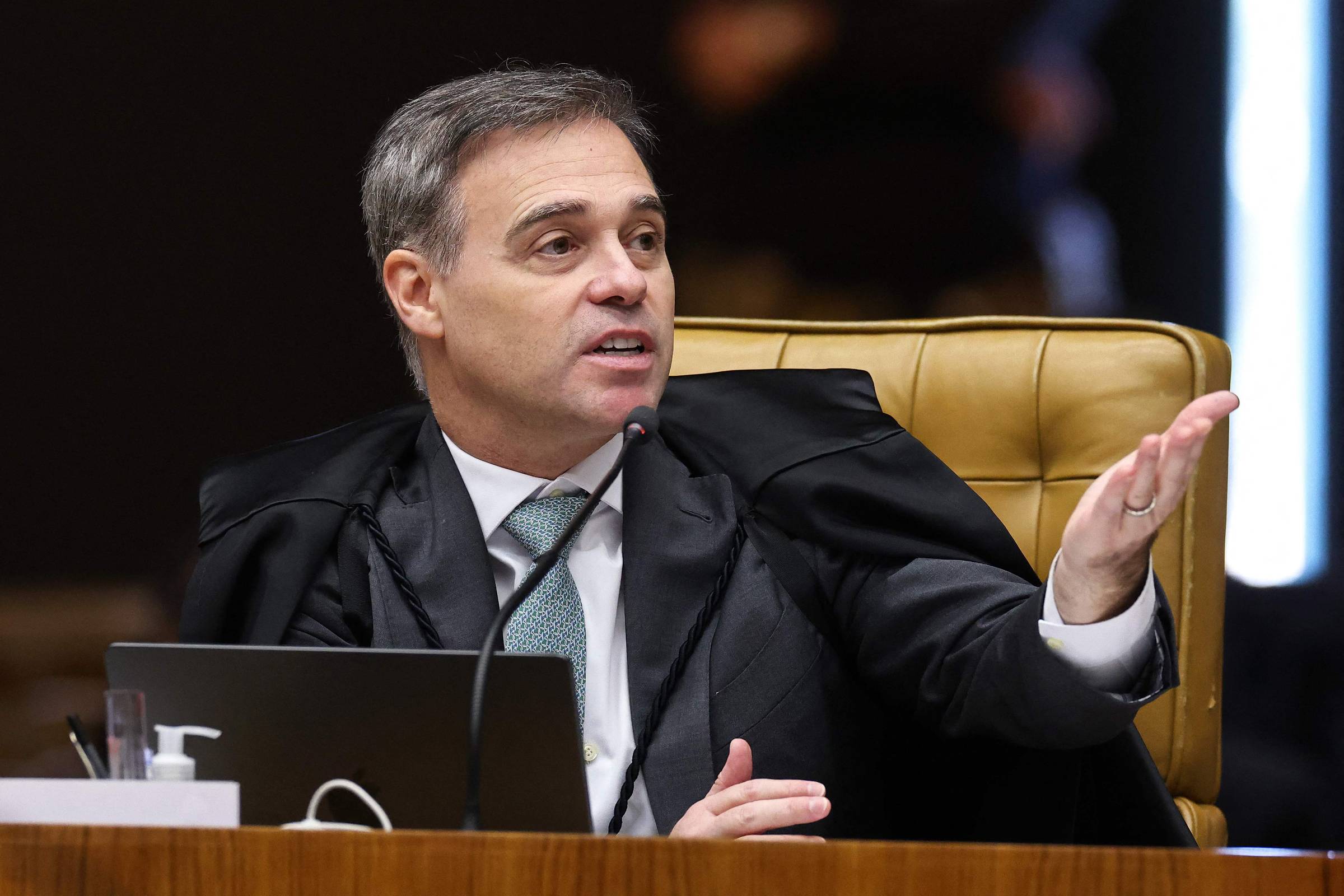 Mendonça pede arquivamento de denúncia e sugere investigação contra Moraes