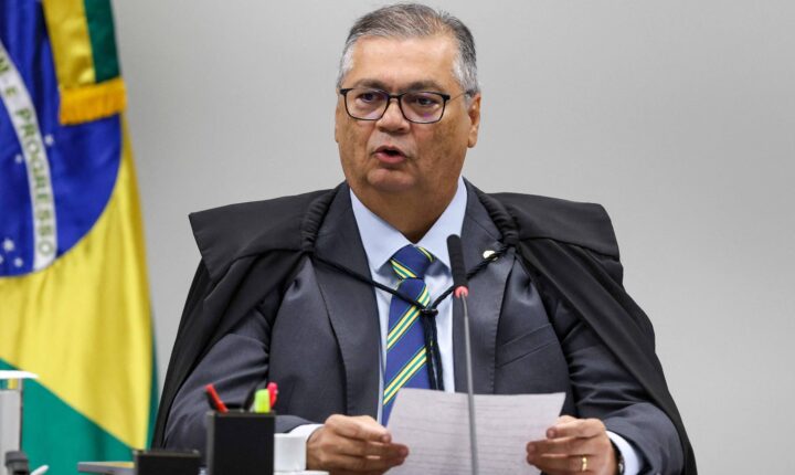 Dino usa livro com regimento do STF para reforçar argumentos em sessão da Corte